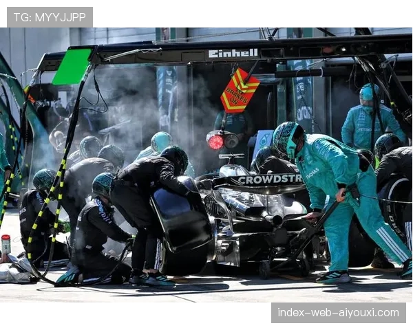 梅赛德斯W16赛车在拉斯维加斯赛道表现超预期